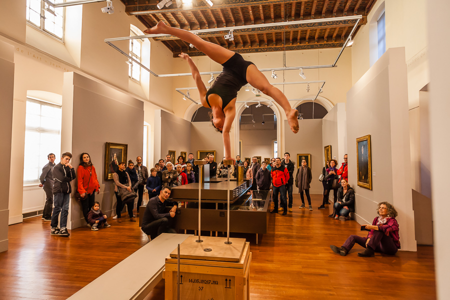 Spectacle vivant dans les salles du musée par la Compagnie Millimétrée.