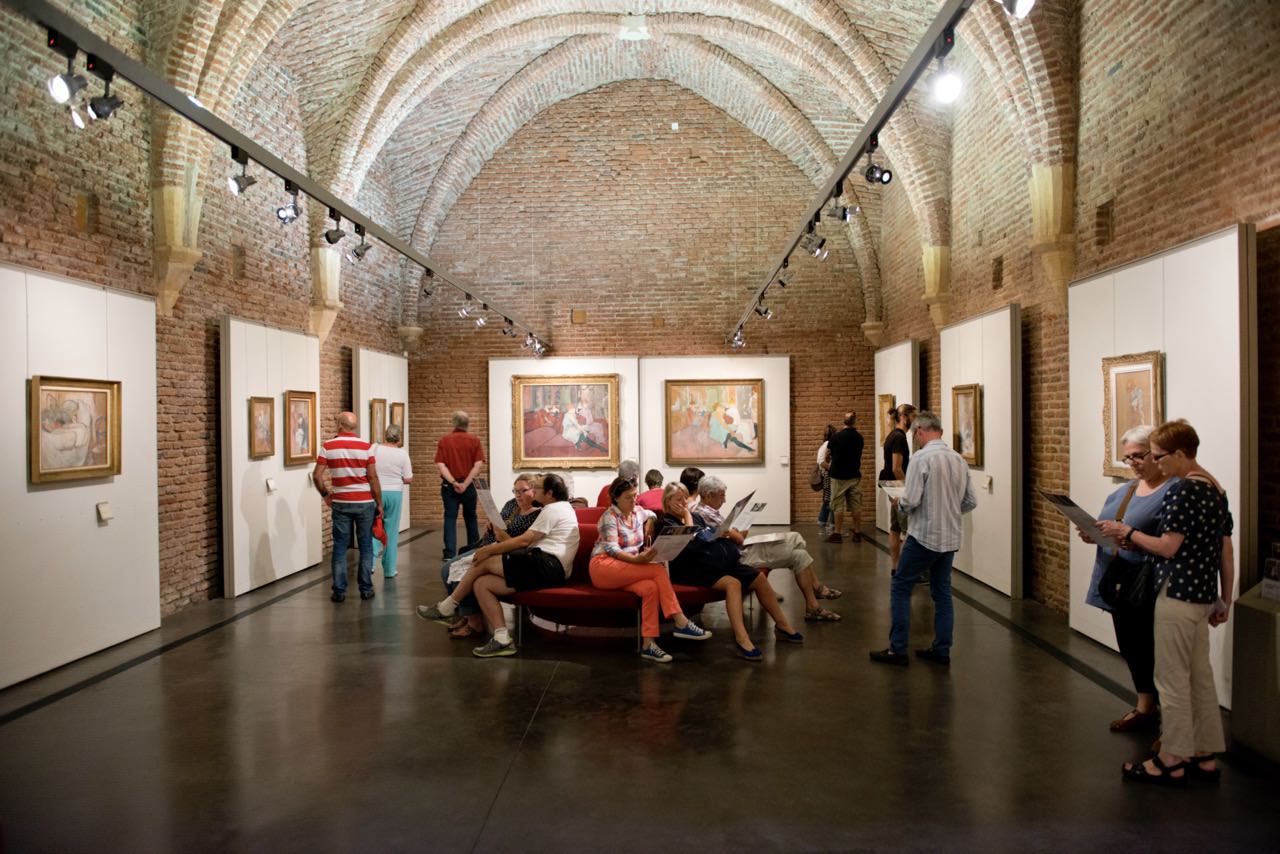 Visiteurs dans les salles du musée