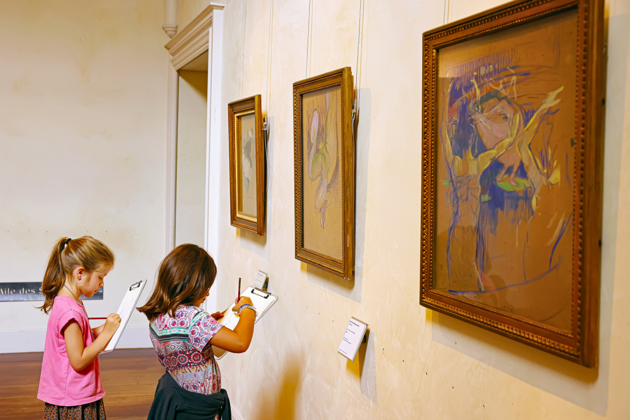 Atelier dessin pour les enfants dans les salles du musée