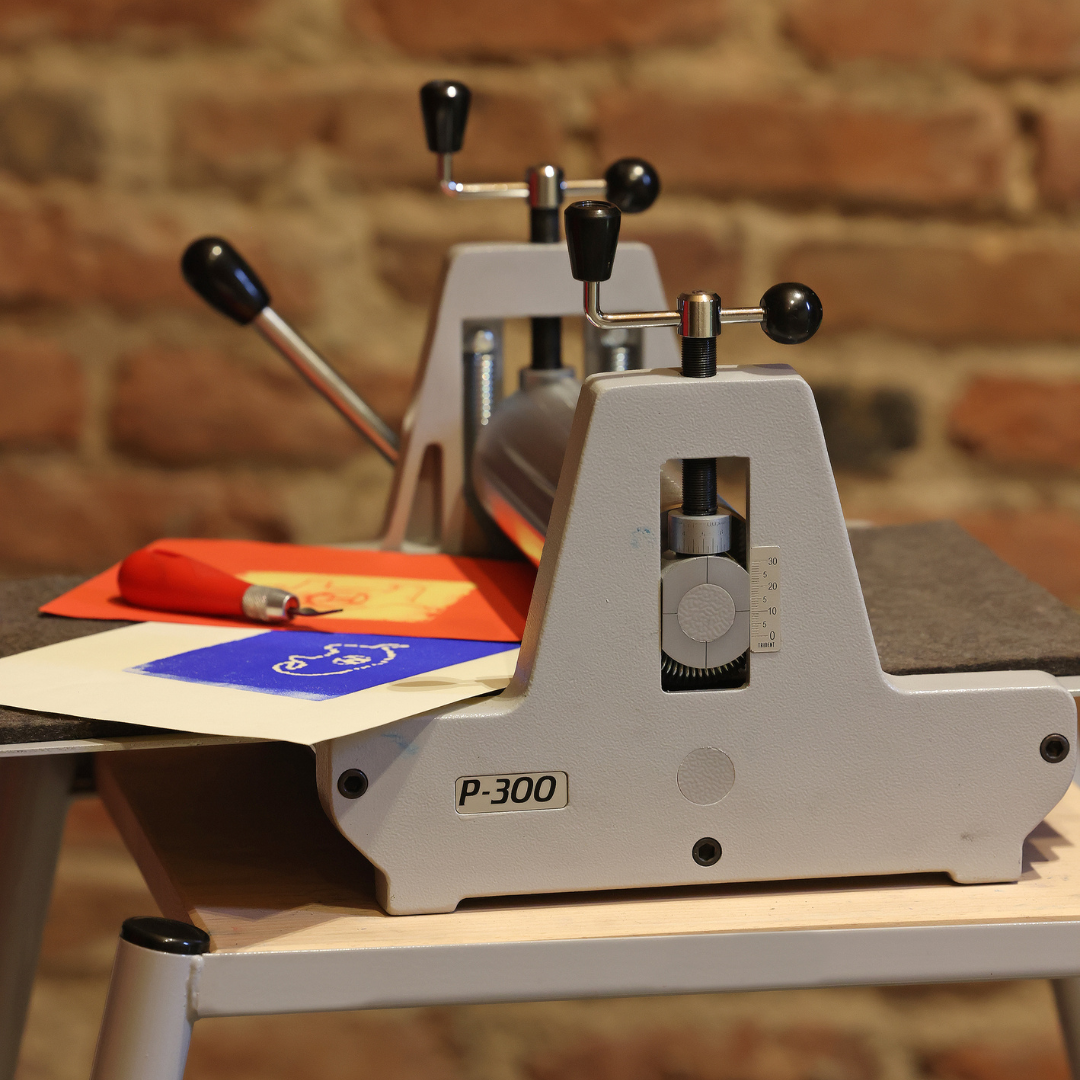 presse utilisée dans les ateliers d'arts plastiques